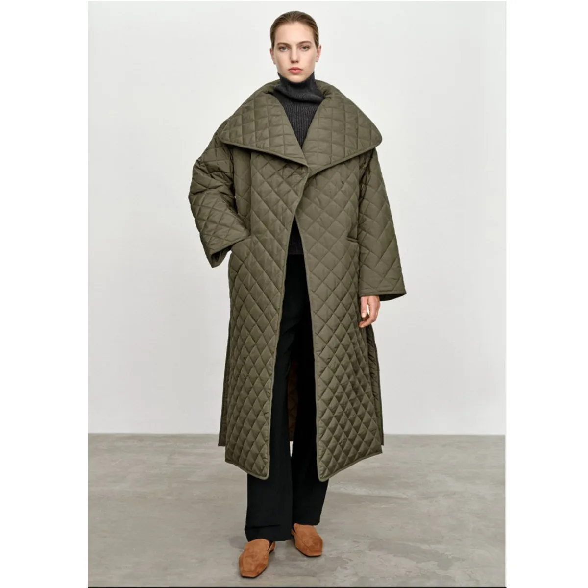 Autumn/Winter 23 Nordic niche tot new style lapel super warm and sewn diamond grid lapel long cotton jacket
Autumn/Winter 23 Nordic niche tot new style lapel super warm and sewn diamond grid lapel long cotton jacket