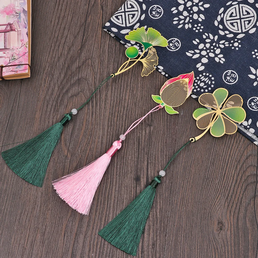 

Металлическая полоя Закладка в китайском стиле, окрашенная в виде листьев лотоса, Закладка с цепочкой, креативные канцелярские принадлежности, отличный праздничный подарок, аксессуар