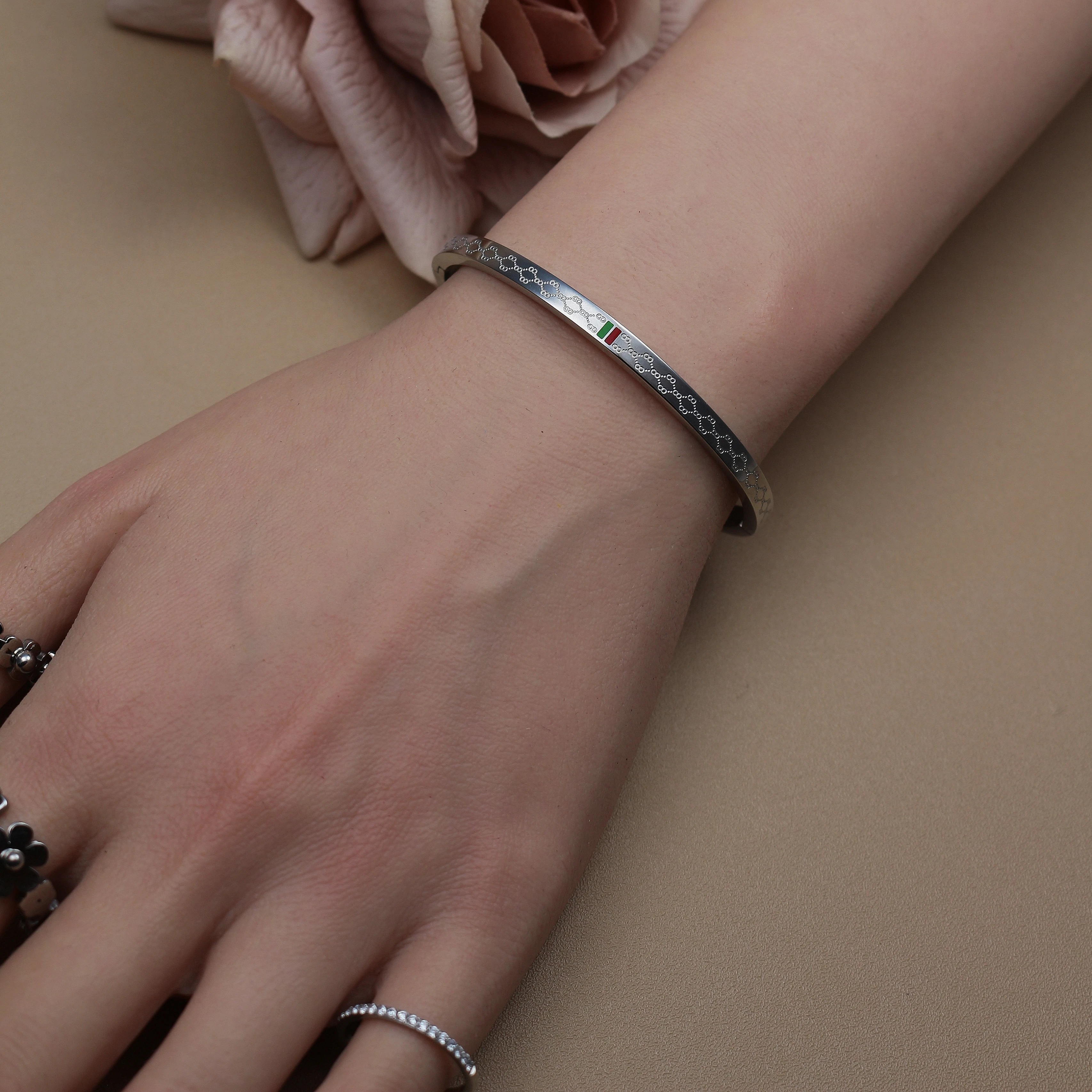 18 K Gold Plated Stainless Steel 55 MM Red/Green Bangles , Fashionable Jewelry For Men And Women Wholesale 18 K Gold Plated Stainless Steel 55 MM Red/Green Bangles , Fashionable Jewelry For Men And Women Wholesale