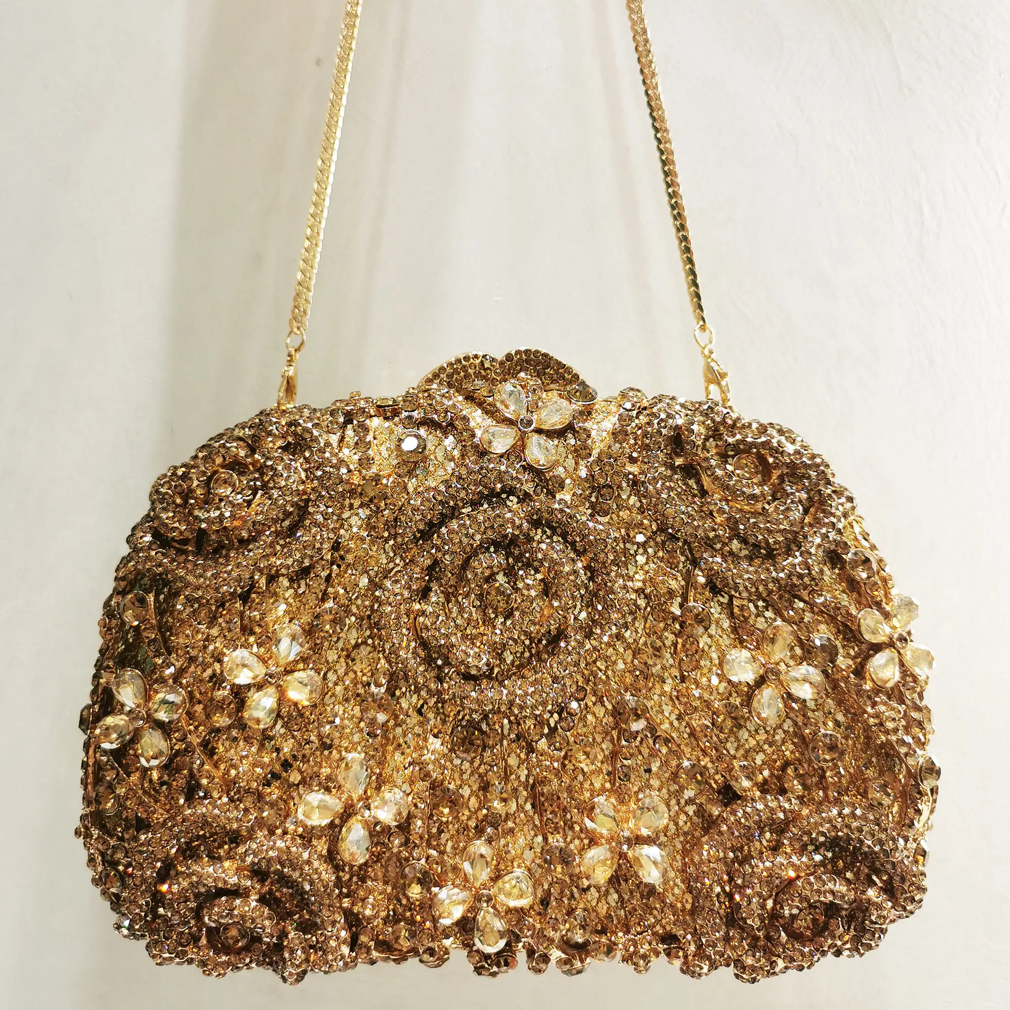 Woman Gold Flower Hollow Out Crystal Evening Bag Banquet Dinner Party Flower New Arrival Handbag Wedding Bridal Diamond Purse
Woman Gold Flower Hollow Out Crystal Evening Bag Banquet Dinner Party Flower New Arrival Handbag Wedding Bridal Diamond Purse