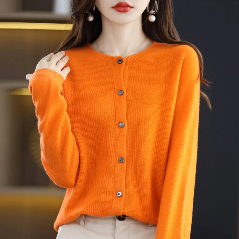 Autumn and winter new first-line ready-to-wear ladies 100% pure wool O-neck solid color Gui Huazhen warm knitted wool cardigan
Autumn and winter new first-line ready-to-wear ladies 100% pure wool O-neck solid color Gui Huazhen warm knitted wool cardigan