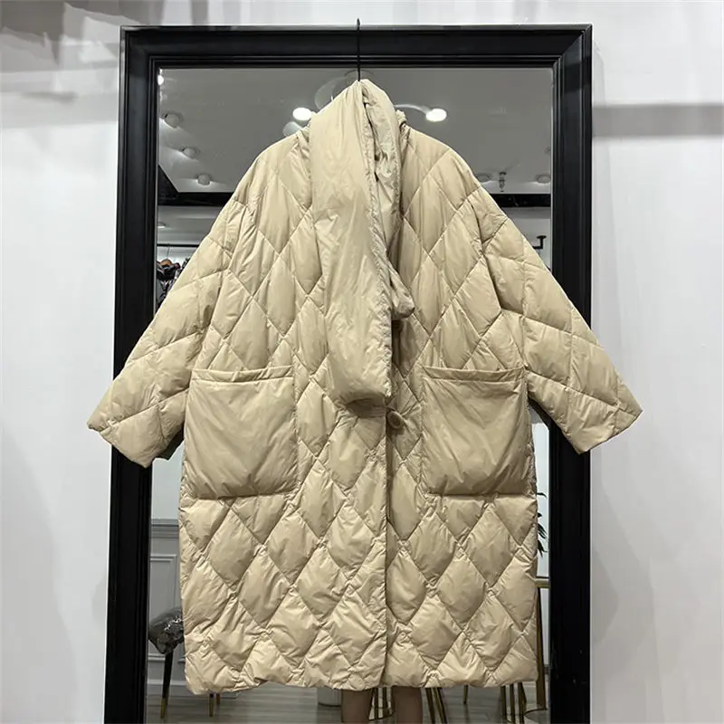 2023 New Ladies Down Coat Mid-Length Fashion V Neck With Scarf Loose Jacket Winter Trend Casual Warm Parkas Women Overcoat Z417
2023 New Ladies Down Coat Mid-Length Fashion V Neck With Scarf Loose Jacket Winter Trend Casual Warm Parkas Women Overcoat Z417