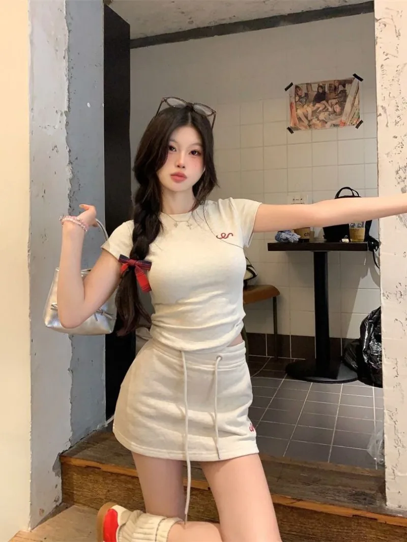 Модный повседневный спортивный топ острых девушек, летняя футболка с коротким рукавом и открытыми плечами, комплект с юбкой-миди на шнуровке, женская одежда
Модный повседневный спортивный топ острых девушек, летняя футболка с коротким рукавом и открытыми плечами, комплект с юбкой-миди на шнуровке, женская одежда