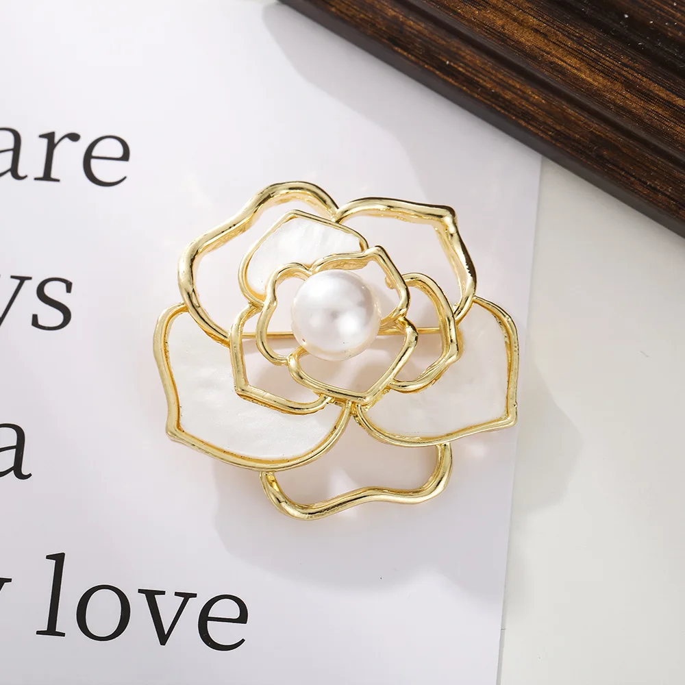 

Newest Brooch Fashion Hollow Out Pearl Camellia Flower Luxury Ethnic Style Pins Summer Luxury Suit Brooches Jewelry Accessories