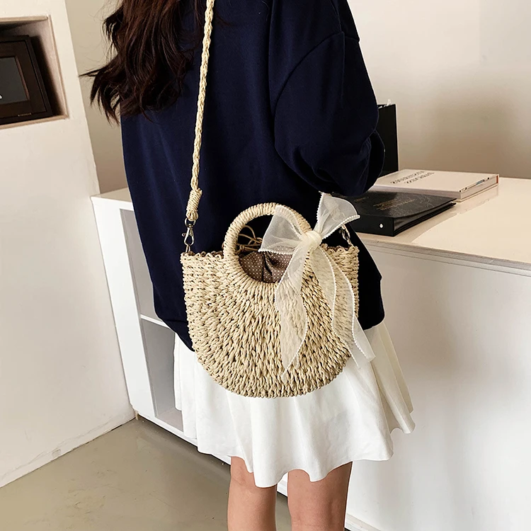 Sac à main paille et noeud en soie Sac à main paille et noeud en soie