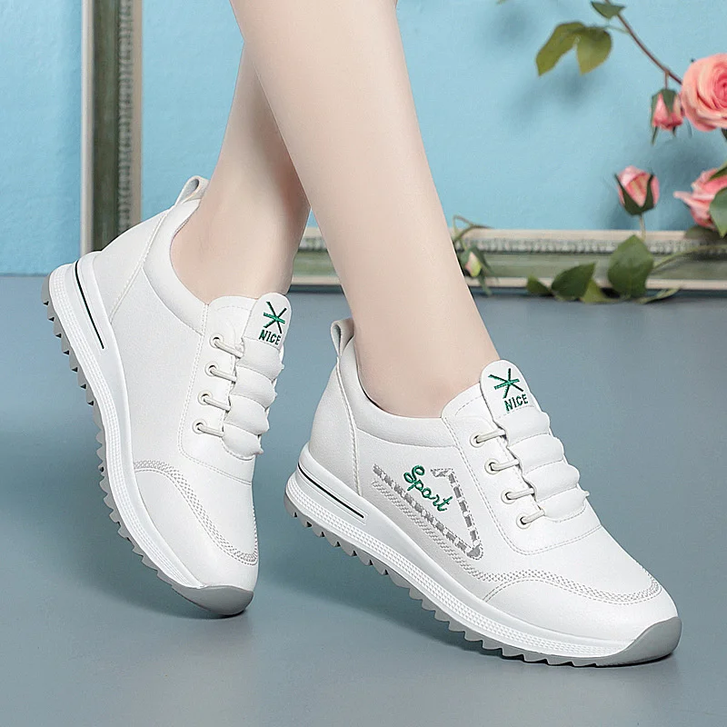 

Spring Autumn Soft Sole Velvet Little White Shoes Women's New Sports Casual Leather Shoes Middle-aged Elderly Sneakers fashion