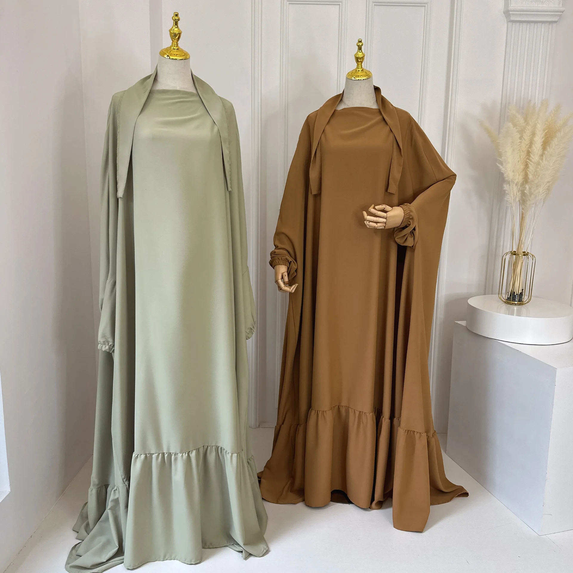 Muslim Abaya Hooded Smocking Sleeve One-piece Prayer Dress Women Jilbab Islamic Clothing Dubai Saudi Black Robe Turkish Modesty
Muslim Abaya Hooded Smocking Sleeve One-piece Prayer Dress Women Jilbab Islamic Clothing Dubai Saudi Black Robe Turkish Modesty