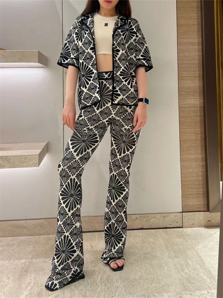 Women Vintage Print Knitted Set 2024 New Zipper Short Sleeve Turn-Down Collar Blouse and High Waist Slim Pants for Ladies
Women Vintage Print Knitted Set 2024 New Zipper Short Sleeve Turn-Down Collar Blouse and High Waist Slim Pants for Ladies