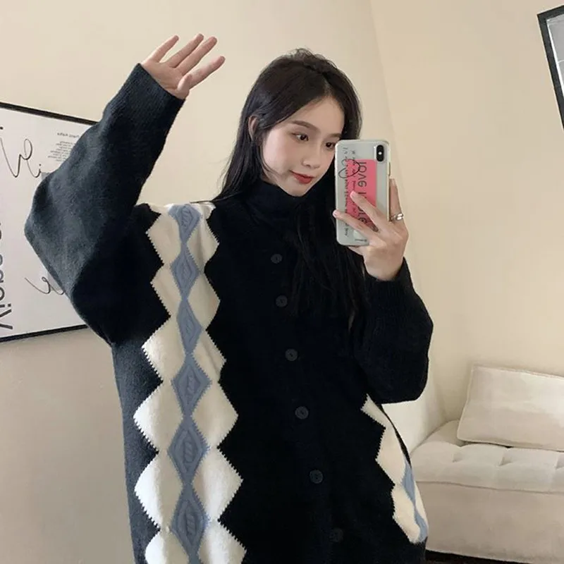 2023 New Arrival Autumn/winter Women Loose Fit Casual V-neck Argyle Print Sweater Long Sleeve Single Breasted Cardigan D335 
2023 New Arrival Autumn/winter Women Loose Fit Casual V-neck Argyle Print Sweater Long Sleeve Single Breasted Cardigan D335