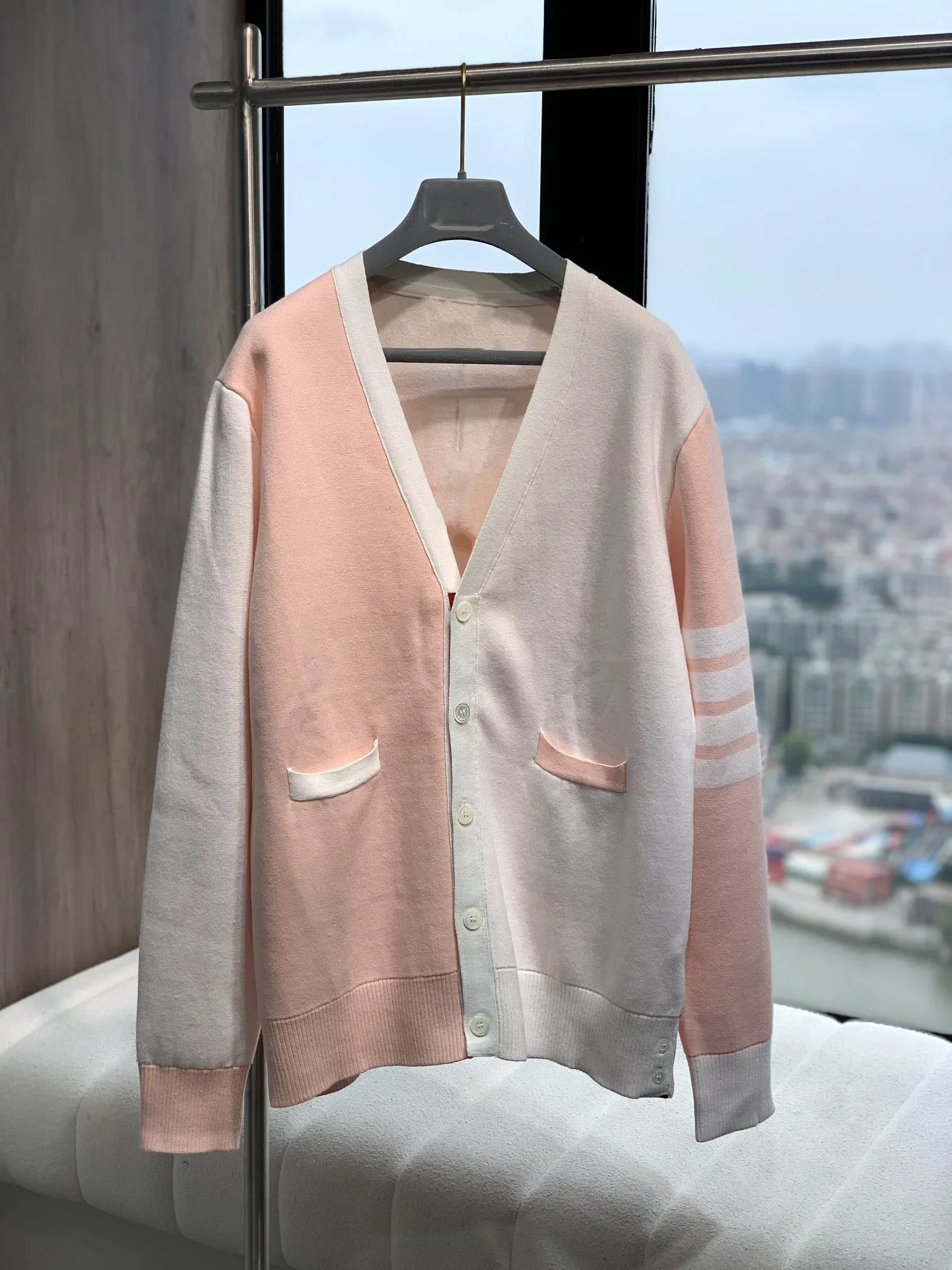TB THOM Women's Sweaters Harajuku Pink Patchwork Cardigans Classic Stripes Backs Kawaii Pattern V-Neck Sweaters Hot Sale Tops
TB THOM Women's Sweaters Harajuku Pink Patchwork Cardigans Classic Stripes Backs Kawaii Pattern V-Neck Sweaters Hot Sale Tops
