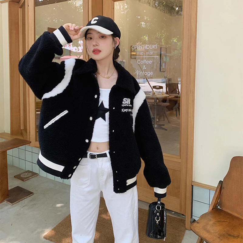 Бейсбольная униформа из овечьей шерсти со скидкой, женская зимняя модная короткая Повседневная Свободная ретро-Униформа с отложным воротником и контрастной строчкой из натурального меха, Y2K 
Бейсбольная униформа из овечьей шерсти со скидкой, женская зимняя модная короткая Повседневная Свободная ретро-Униформа с отложным воротником и контрастной строчкой из натурального меха, Y2K