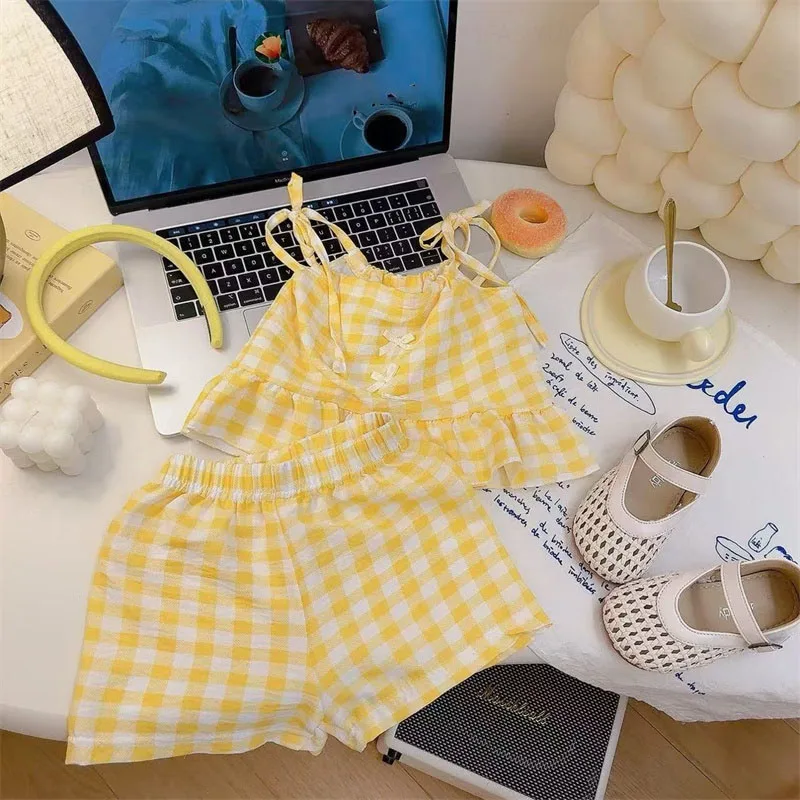 طقم صيفي جديد للبنات: شورت بحمالات وتنورة بتصميم أميرة منقوشة بفيونكة، طقم أنيق وعصري للرضع والأطفال الصغار طقم صيفي جديد للبنات: شورت بحمالات وتنورة بتصميم أميرة منقوشة بفيونكة، طقم أنيق وعصري للرضع والأطفال الصغار