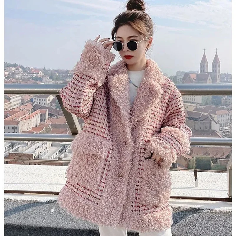 Winter 2024 Women's Lambswool Coat Fashion Loose Pink Plaid Stitching Jacket Slim Oversized Thick Warm Cotton Outerwear Female
Winter 2024 Women's Lambswool Coat Fashion Loose Pink Plaid Stitching Jacket Slim Oversized Thick Warm Cotton Outerwear Female