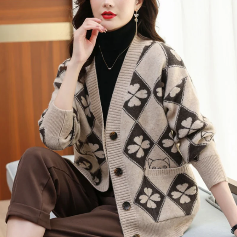 Women's Clothing Fashion Commuter Versatile Autumn and Winter New Splice Pockets Button V-neck Long Sleeve Casual Printed Shirt
Women's Clothing Fashion Commuter Versatile Autumn and Winter New Splice Pockets Button V-neck Long Sleeve Casual Printed Shirt