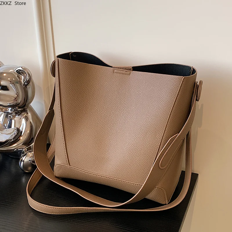 Lady Fashion Retro Shoulder Bags Large Capacity Top Handbag Office Women Commuter Bucket Bag Split Leather Wide Strap Female Bag
Lady Fashion Retro Shoulder Bags Large Capacity Top Handbag Office Women Commuter Bucket Bag Split Leather Wide Strap Female Bag