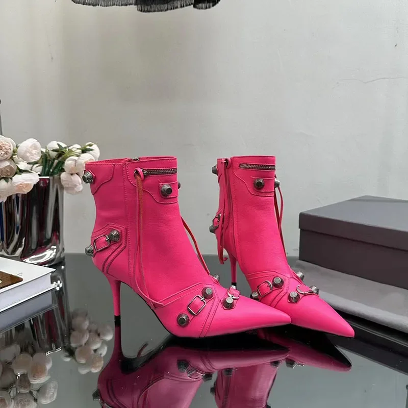 Женские ботинки из натуральной кожи, с острым носком, на молнии, с заклепками 
Женские ботинки из натуральной кожи, с острым носком, на молнии, с заклепками