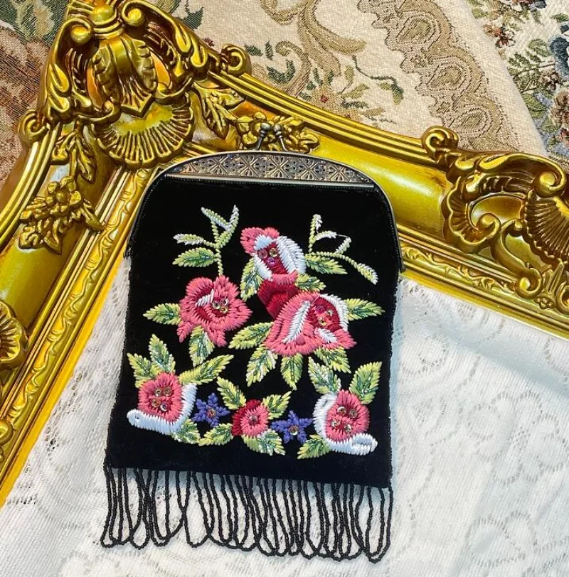 Vintage Hand Embroidery Bags for Women Classic Flowers Shoulder Bag Vintage Metal Clip Pure and Handbag Dinner Party Clutches
Vintage Hand Embroidery Bags for Women Classic Flowers Shoulder Bag Vintage Metal Clip Pure and Handbag Dinner Party Clutches
