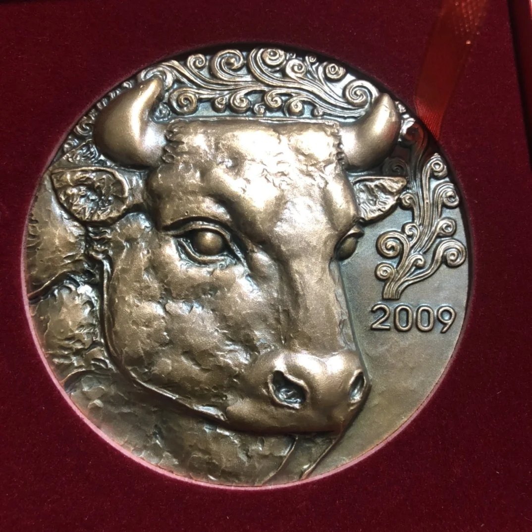 Antique Bronze Zodiac Ox Copper Medals Home Crafts Ornaments Family Exquisite Decorations
Antique Bronze Zodiac Ox Copper Medals Home Crafts Ornaments Family Exquisite Decorations