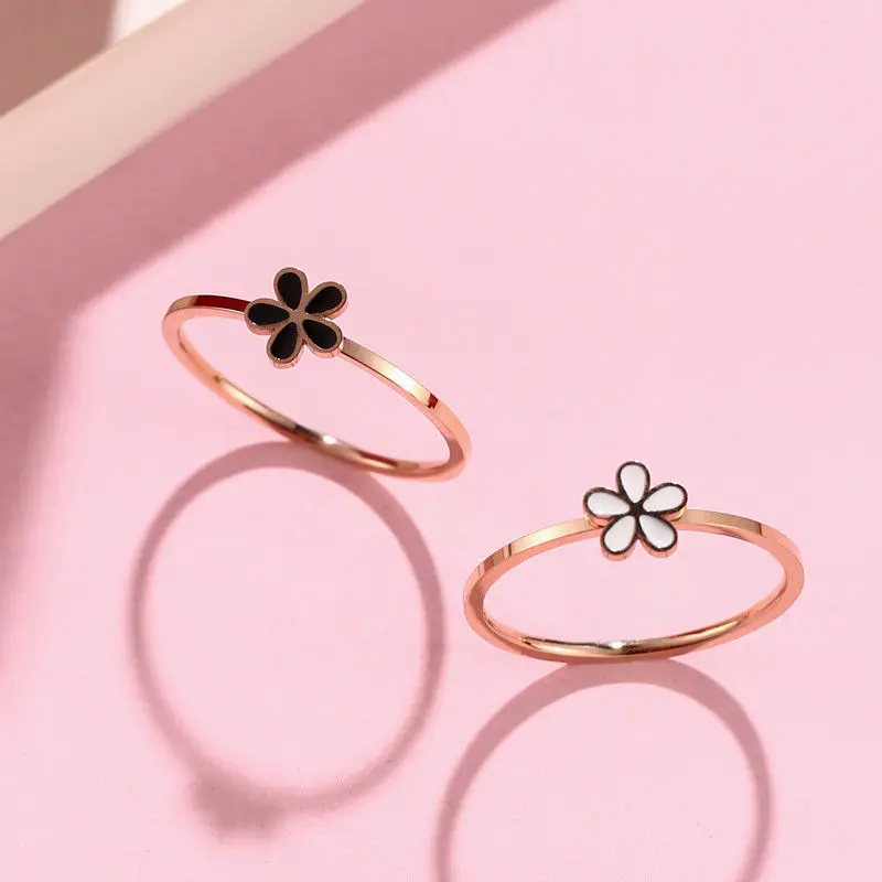 Fresh little Daisy black and white flowers fadeless titanium steel ring female simple personality girl student
Fresh little Daisy black and white flowers fadeless titanium steel ring female simple personality girl student