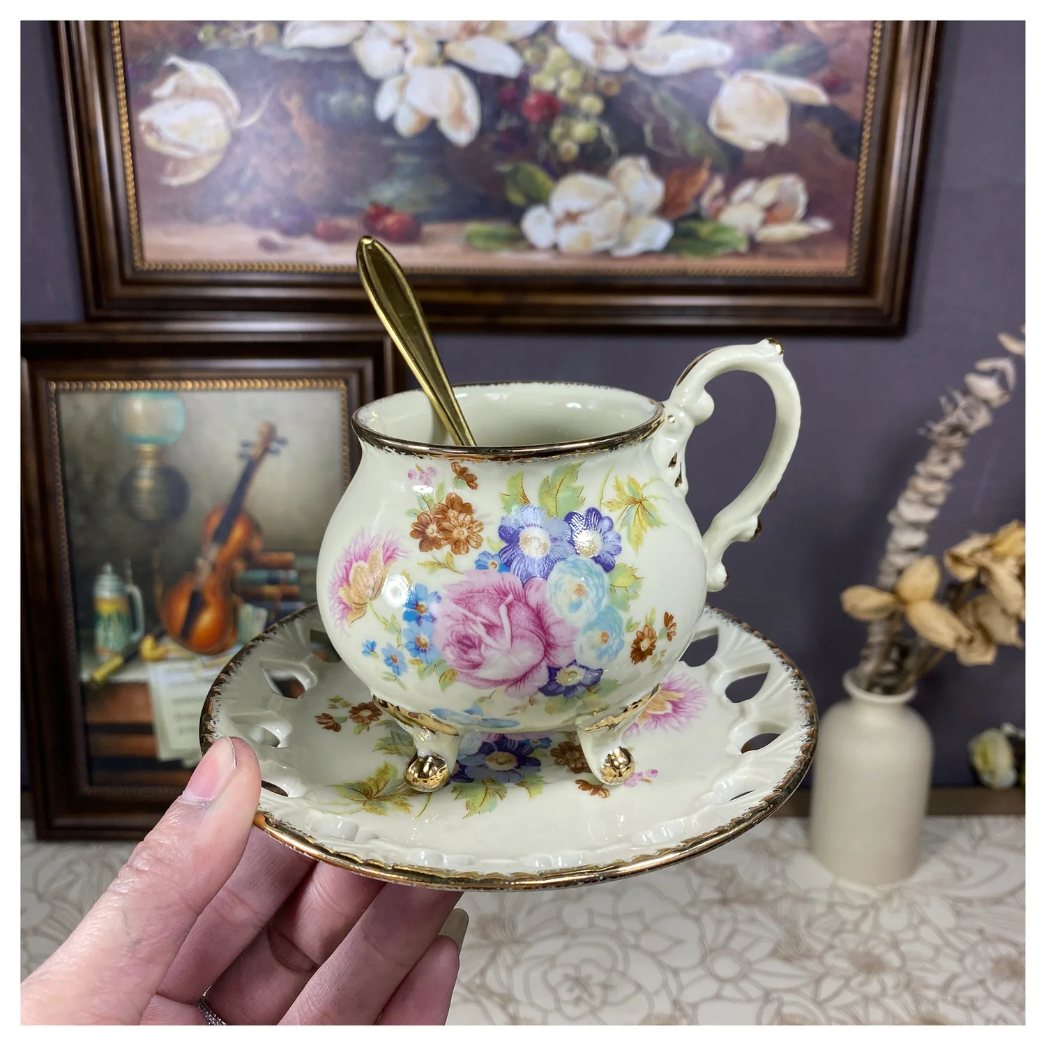 New Palace Flower Tea Cups In The Afternoon, Hand-made Large-capacity Lovely Home Retro Coffee Cups and Saucers.
New Palace Flower Tea Cups In The Afternoon, Hand-made Large-capacity Lovely Home Retro Coffee Cups and Saucers.