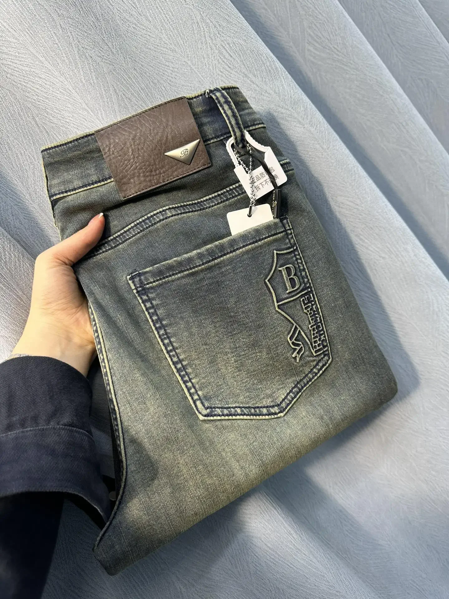 BILLIONAIRE SIJITONGDA men's spring/summer jeans have a beautiful, refreshing, and comfortable color, with excellent Size29-40
BILLIONAIRE SIJITONGDA men's spring/summer jeans have a beautiful, refreshing, and comfortable color, with excellent Size29-40