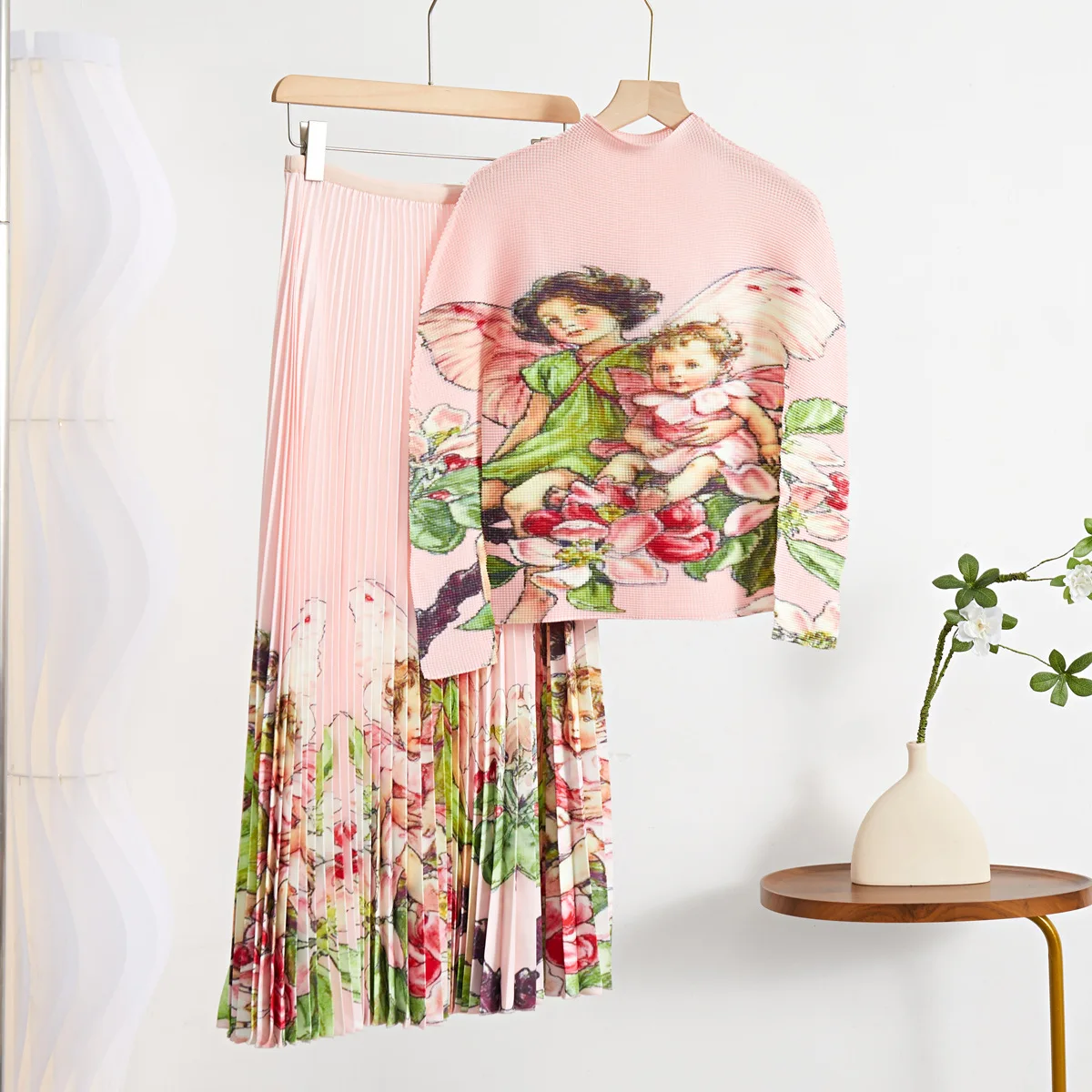 Pleated Suit for Women 2023 Spring New Model Fashion Printing Long Sleeve Neck Top + High Waist Skirt Two-Piece Set
Pleated Suit for Women 2023 Spring New Model Fashion Printing Long Sleeve Neck Top + High Waist Skirt Two-Piece Set
