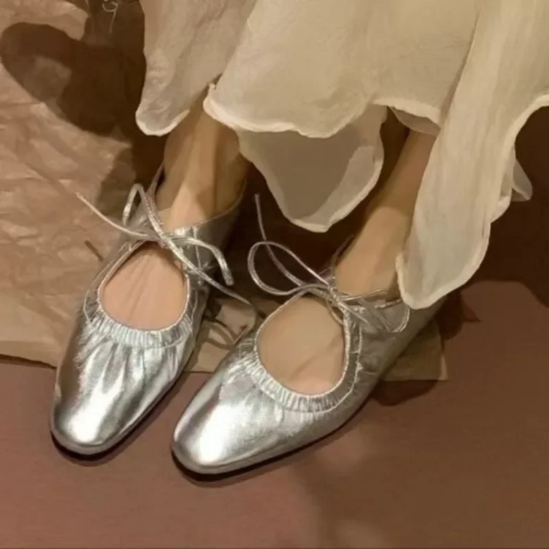 Женские туфли на плоской подошве, серебристые туфли с узкими ремешками, золотистые и круглые лоферы с украшениями, весна-лето 2024 
Женские туфли на плоской подошве, серебристые туфли с узкими ремешками, золотистые и круглые лоферы с украшениями, весна-лето 2024