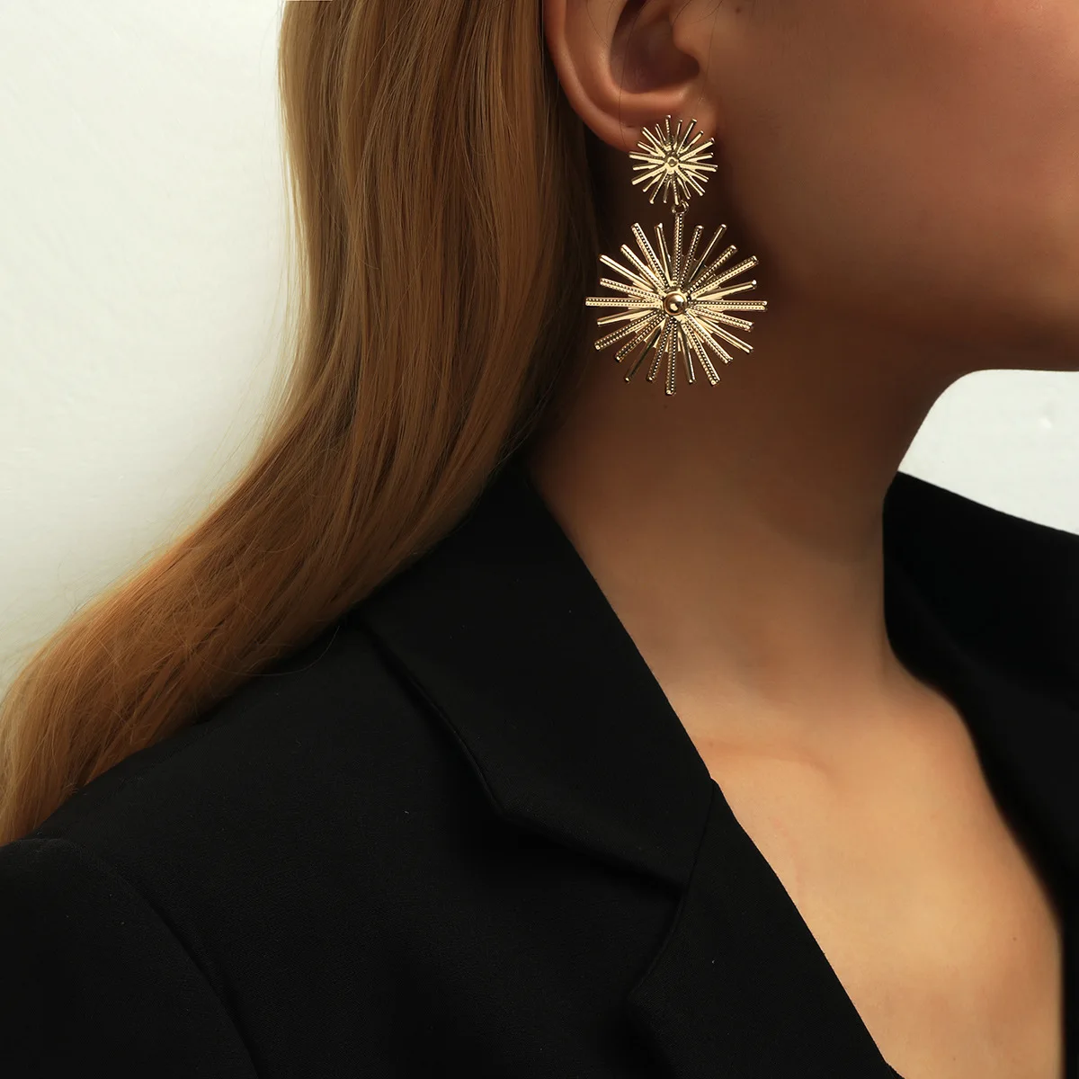 New European and American new fashion earrings metal earrings female catwalk models temperament fashionable earr
New European and American new fashion earrings metal earrings female catwalk models temperament fashionable earr