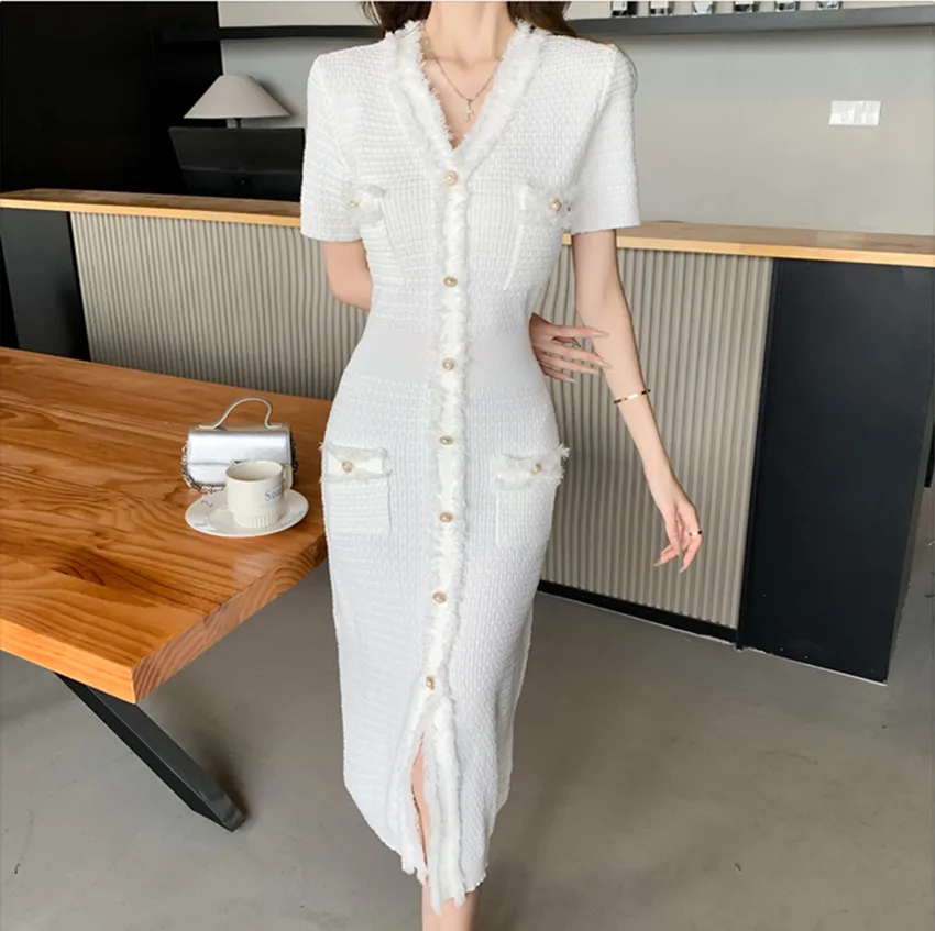 

Женское трикотажное платье-свитер средней длины, белое однобортное платье-свитер с V-образным вырезом и кисточками, с разрезом, в французском стиле, лето