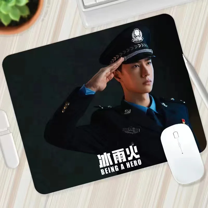 Wang Yibo Q версия, ручная роспись, неразобранный постер, компьютерный резиновый коврик для мыши, лед и огонь, фото драмы, Настольный коврик, картинка, кружка 
Wang Yibo Q версия, ручная роспись, неразобранный постер, компьютерный резиновый коврик для мыши, лед и огонь, фото драмы, Настольный коврик, картинка, кружка