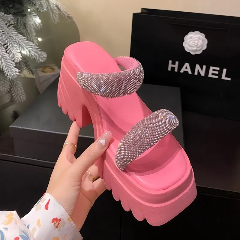 

Женские туфли на высокой платформе, летние роскошные сандалии на ремешке с кристаллами, брендовые дизайнерские блестящие розовые Тапочки на танкетке