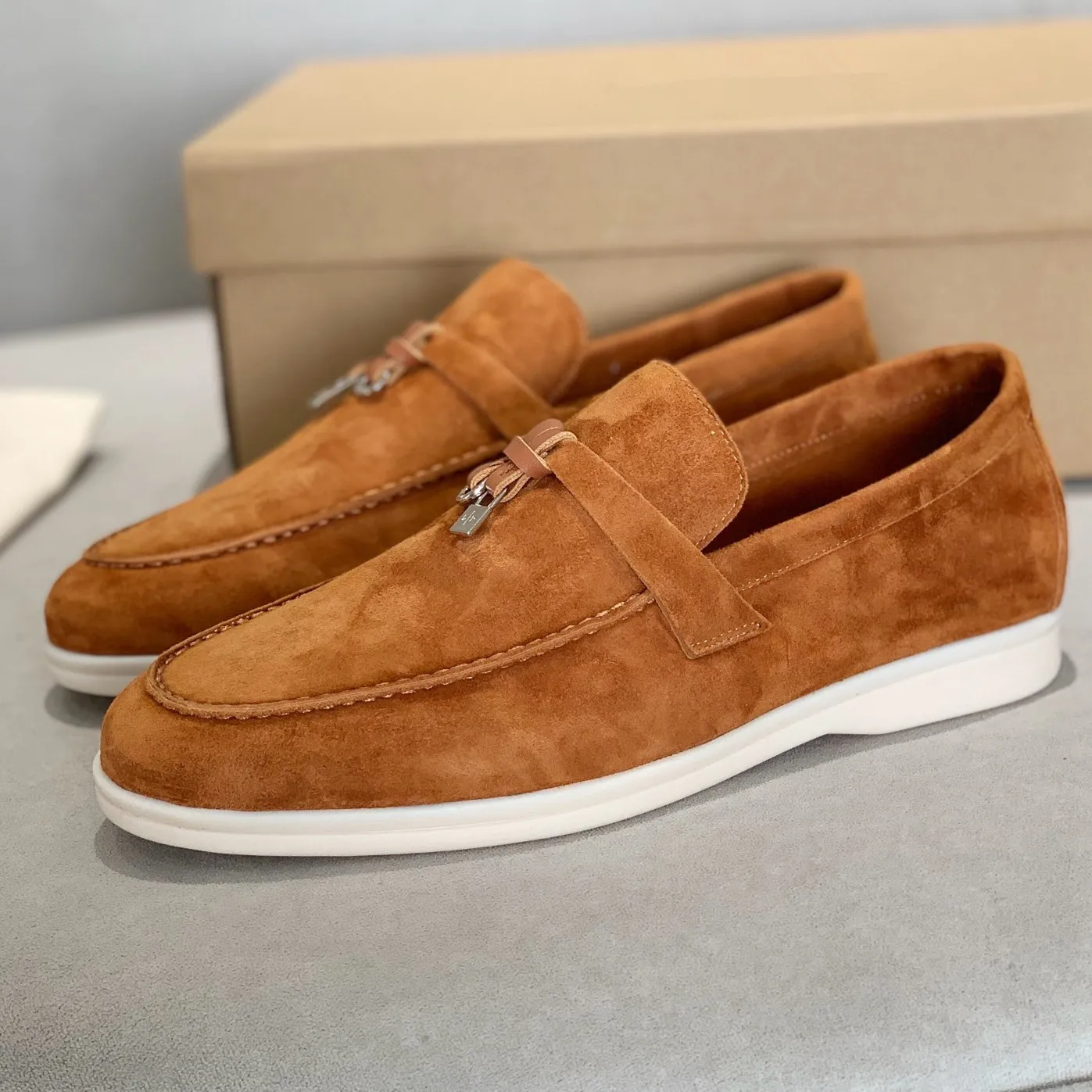 Velvet leather men's women's casual shoes 2022 New spring and autumn Luoluopia driver's lazy shoes Summer walking flat loafers
Velvet leather men's women's casual shoes 2022 New spring and autumn Luoluopia driver's lazy shoes Summer walking flat loafers