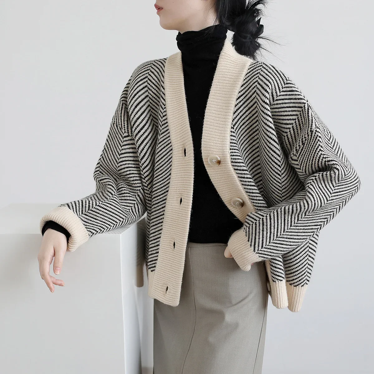 Tops Sweater New Coat Japanese Knitted Cardigan Women Stripe V-Neck Loose Coat Thickened Thick Thread Outer Sweater Cardigan
Tops Sweater New Coat Japanese Knitted Cardigan Women Stripe V-Neck Loose Coat Thickened Thick Thread Outer Sweater Cardigan