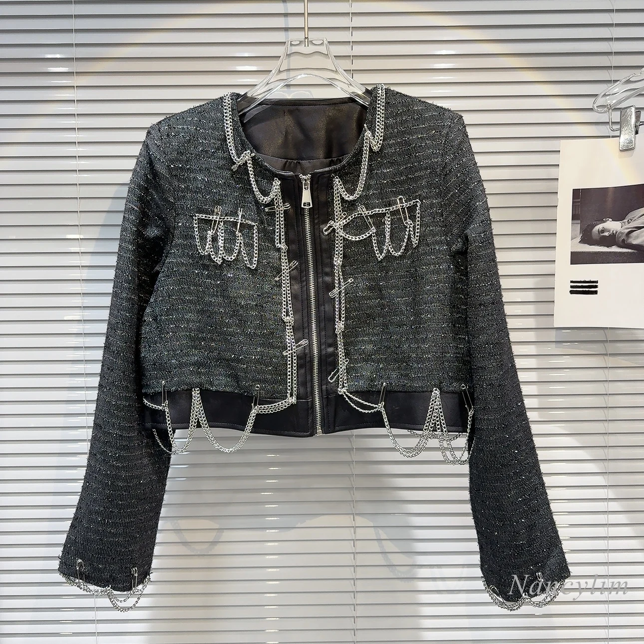 2024 Spring New Classic Style Metal Chain Tassel Pin Design Tweed Short Coat for Women Personalized Design Coats
2024 Spring New Classic Style Metal Chain Tassel Pin Design Tweed Short Coat for Women Personalized Design Coats