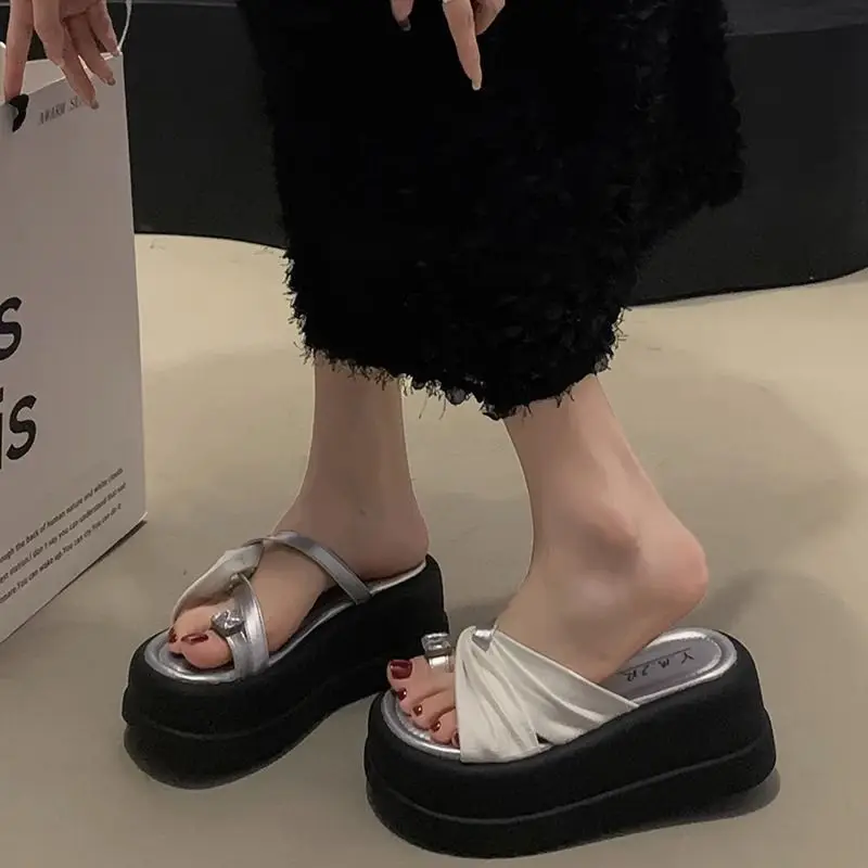 2024 Summer New Fashion Water Diamond Thick Sole Slippers Versatile Retro Cool Slippers Trend Casual Ladies Sandals
2024 Summer New Fashion Water Diamond Thick Sole Slippers Versatile Retro Cool Slippers Trend Casual Ladies Sandals