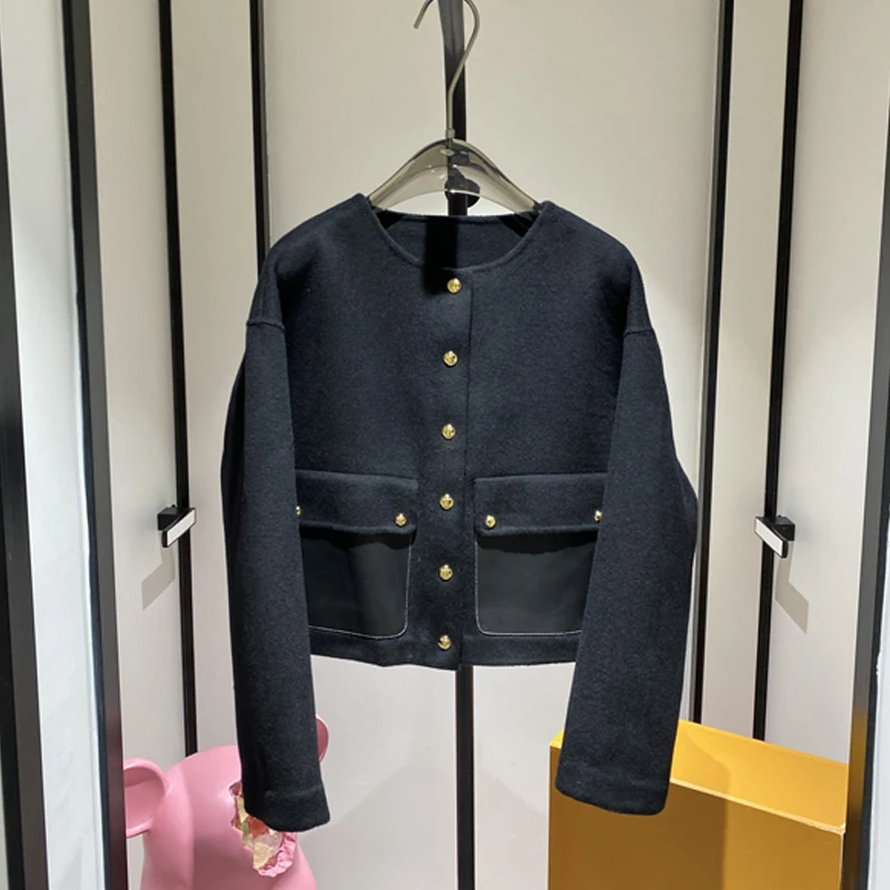 Reversible Cashmere Women's Short Jacket Metal Buckle Sheepskin Pocket Short Jacket Luxury Brand Round Neck Straight Coat
Reversible Cashmere Women's Short Jacket Metal Buckle Sheepskin Pocket Short Jacket Luxury Brand Round Neck Straight Coat