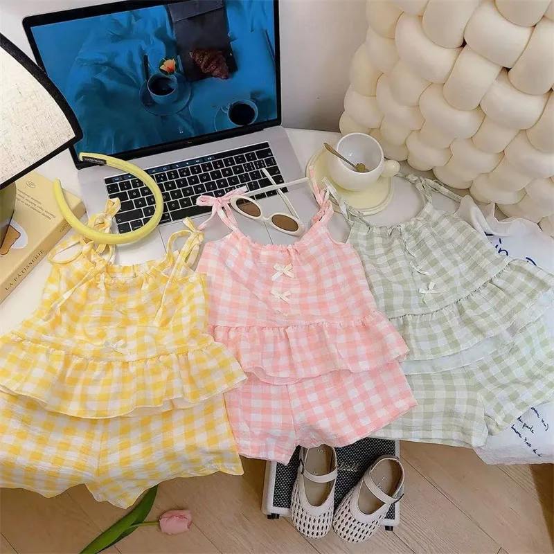 طقم صيفي جديد للبنات: شورت بحمالات وتنورة بتصميم أميرة منقوشة بفيونكة، طقم أنيق وعصري للرضع والأطفال الصغار طقم صيفي جديد للبنات: شورت بحمالات وتنورة بتصميم أميرة منقوشة بفيونكة، طقم أنيق وعصري للرضع والأطفال الصغار