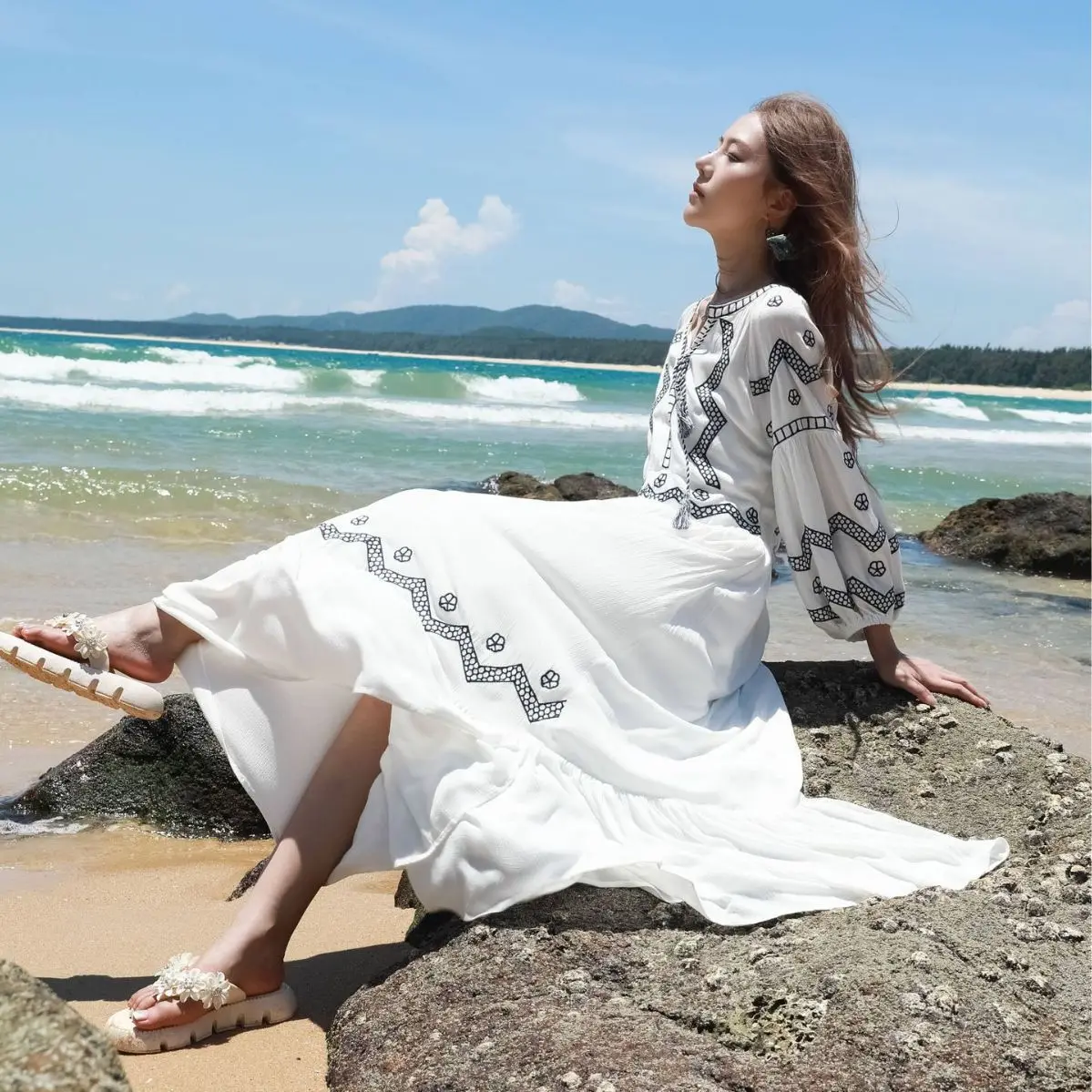 

2024 Summer New Ethnic Style White Embroidery Dress for Women Balloon Sleeve Design Sense Niche Loose Beach Long Dress