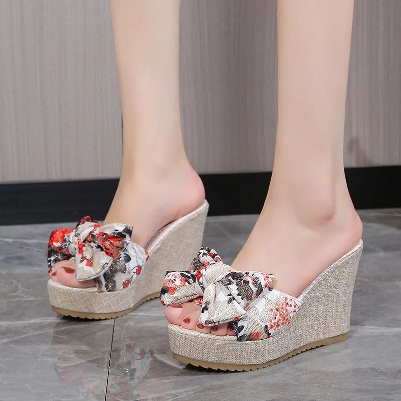 Мюли женские летние на платформе, домашние шлепанцы на низком каблуке, туфли без задника, с открытым носком, сланцы, с бантом-бабочкой, на танкетке, 202
Мюли женские летние на платформе, домашние шлепанцы на низком каблуке, туфли без задника, с открытым носком, сланцы, с бантом-бабочкой, на танкетке, 202