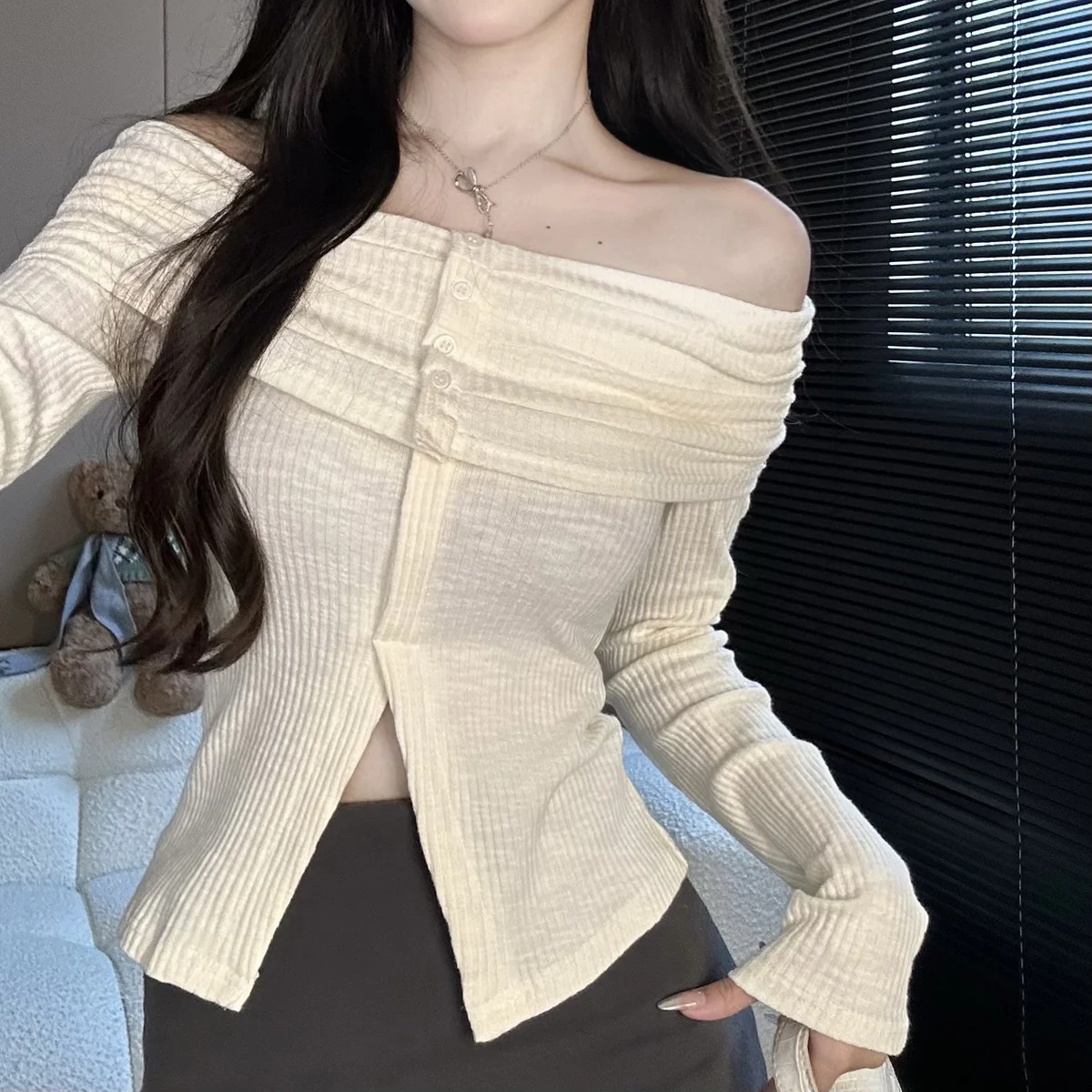 Sexy Temperament Slash Neck Long Sleeve T-shirt Women Short Slim Sweet Tops Solid All-match Translucence
Sexy Temperament Slash Neck Long Sleeve T-shirt Women Short Slim Sweet Tops Solid All-match Translucence