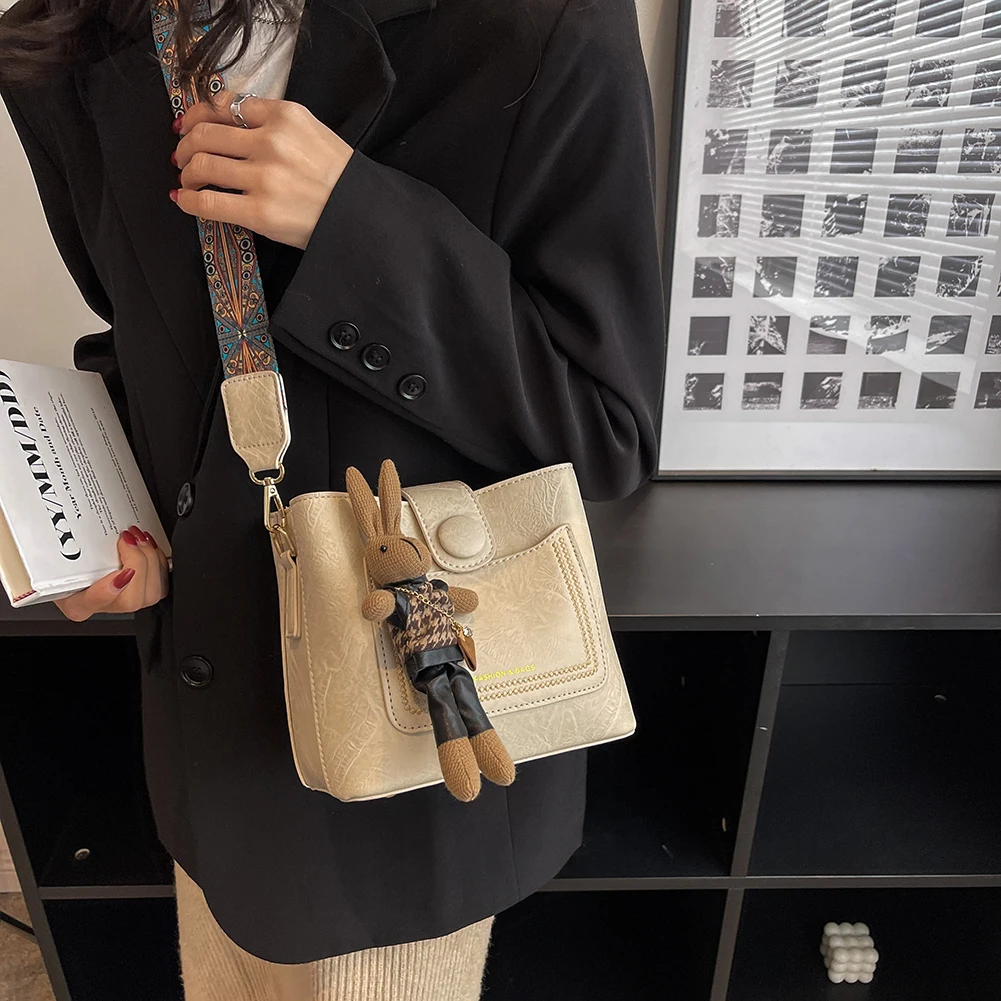 Сумка кросс-боди Y2K женская кожаная, стильный саквояж на плечо с маленьким карманом и подвеской, мессенджер-ведро
Сумка кросс-боди Y2K женская кожаная, стильный саквояж на плечо с маленьким карманом и подвеской, мессенджер-ведро