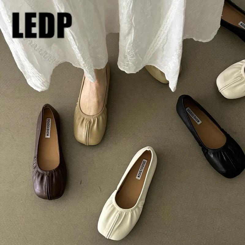 Мокасины женские плиссированные, мягкая подошва, без застежки, модные повседневные лоферы с квадратным носком, кожаная обувь для работы и прогулок, для весны
Мокасины женские плиссированные, мягкая подошва, без застежки, модные повседневные лоферы с квадратным носком, кожаная обувь для работы и прогулок, для весны