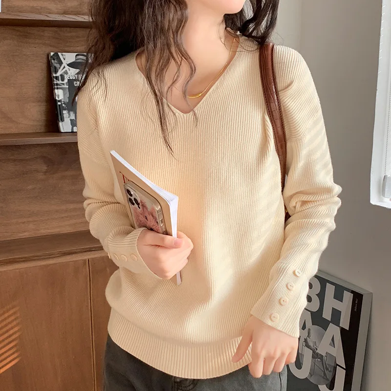 2023 Autumn and Winter Women's Pullover V-Neck Solid Long Sleeve Button Screw Thread Bottom Knit Sweater Fashion Casual Tops
2023 Autumn and Winter Women's Pullover V-Neck Solid Long Sleeve Button Screw Thread Bottom Knit Sweater Fashion Casual Tops