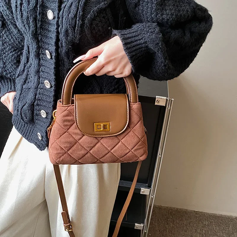 

Женская дизайнерская сумка, новая модная текстурная плюшевая ручная Роскошная дамская сумочка на одно плечо, женская маленькая квадратная сумка через плечо, 2024