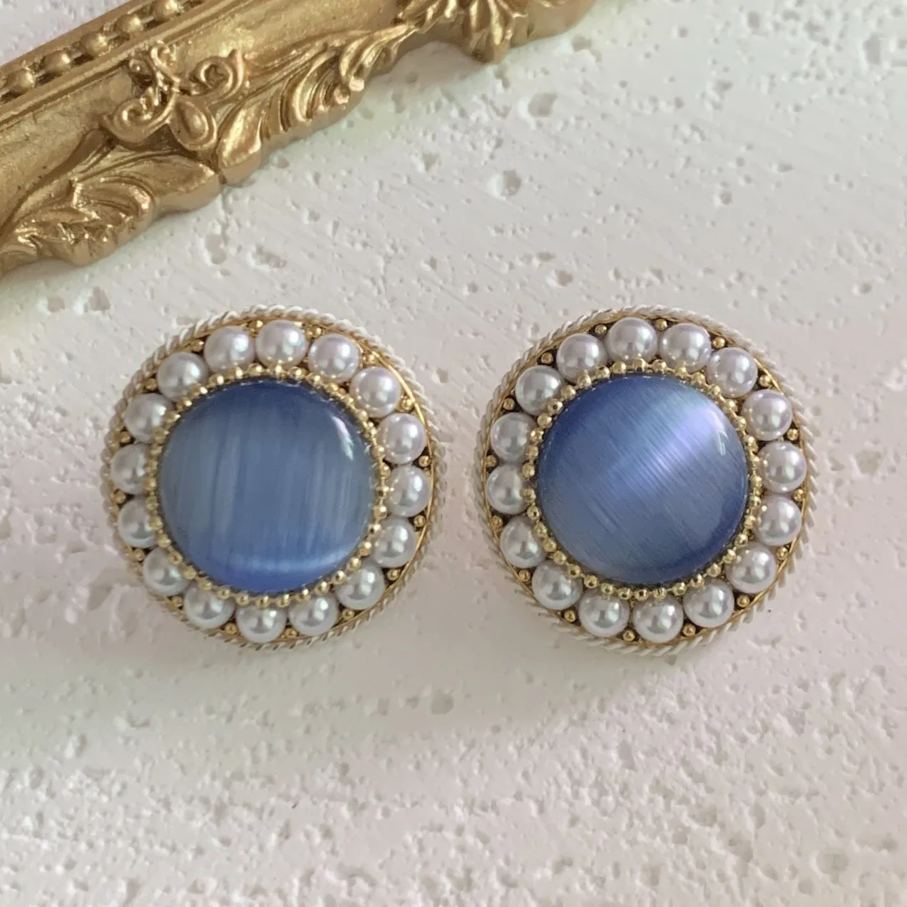 Luxury Aristocratic Temperament Blue Cat's Eye Retro Pearl Circle Earrings for Women for Gifts
Luxury Aristocratic Temperament Blue Cat's Eye Retro Pearl Circle Earrings for Women for Gifts