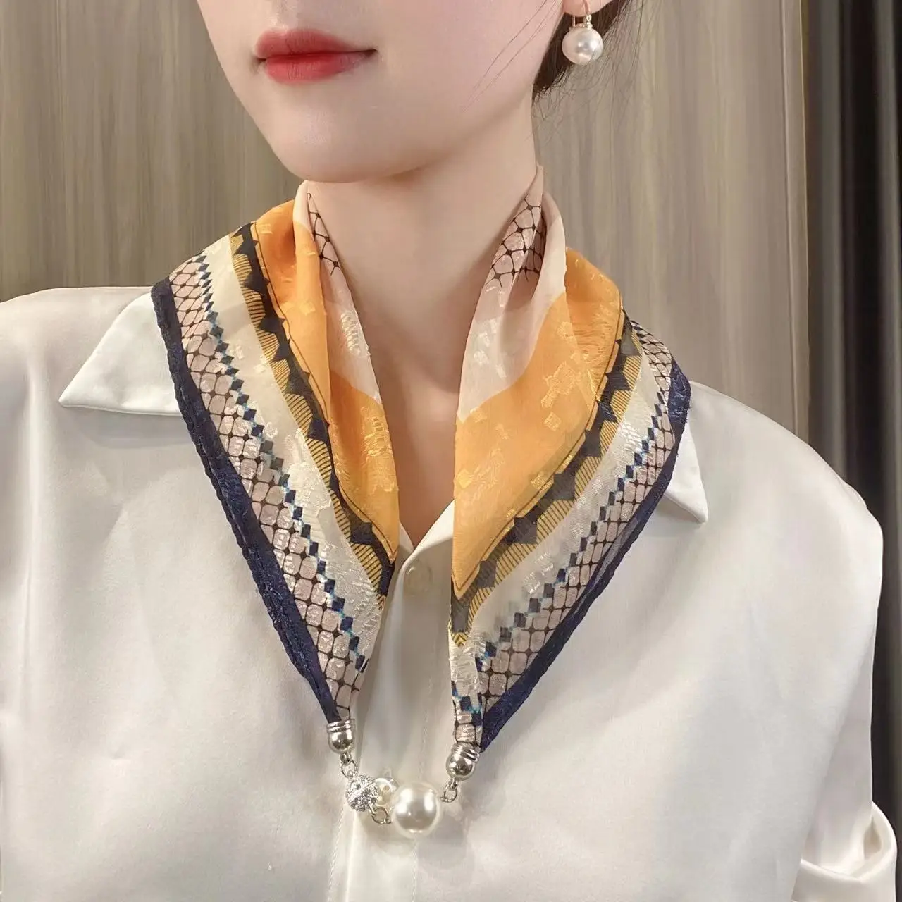 New neck necklace scarf fashion small scarf temperament matching thin silk scarf small neck guard
New neck necklace scarf fashion small scarf temperament matching thin silk scarf small neck guard