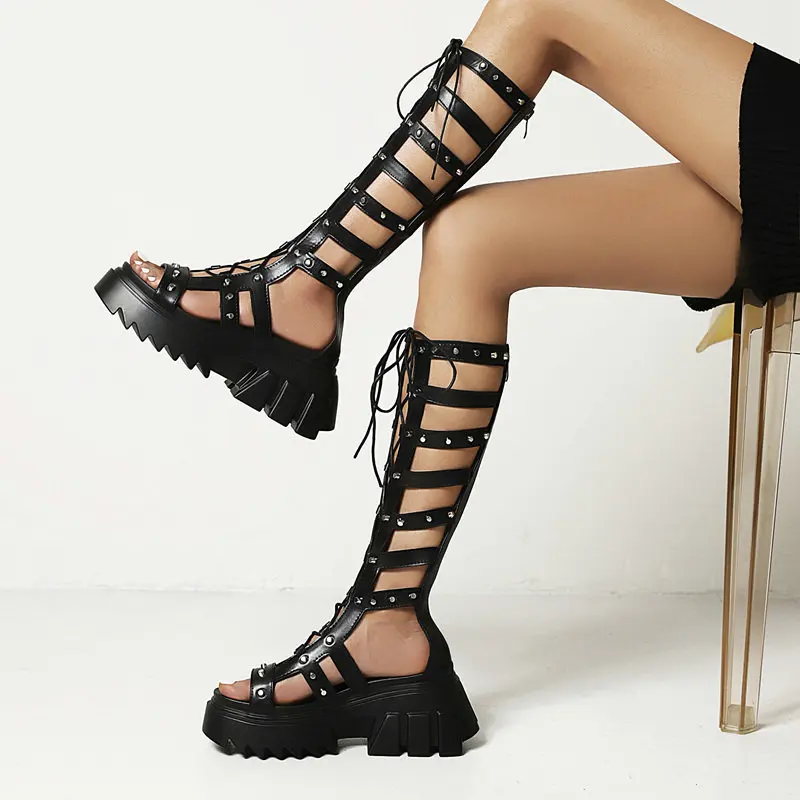 

Женские босоножки в римском стиле, с перекрестными кружевами, перфорацией и заклепками, на каблуке-маффине, с открытым носком, пикантные сандалии на молнии