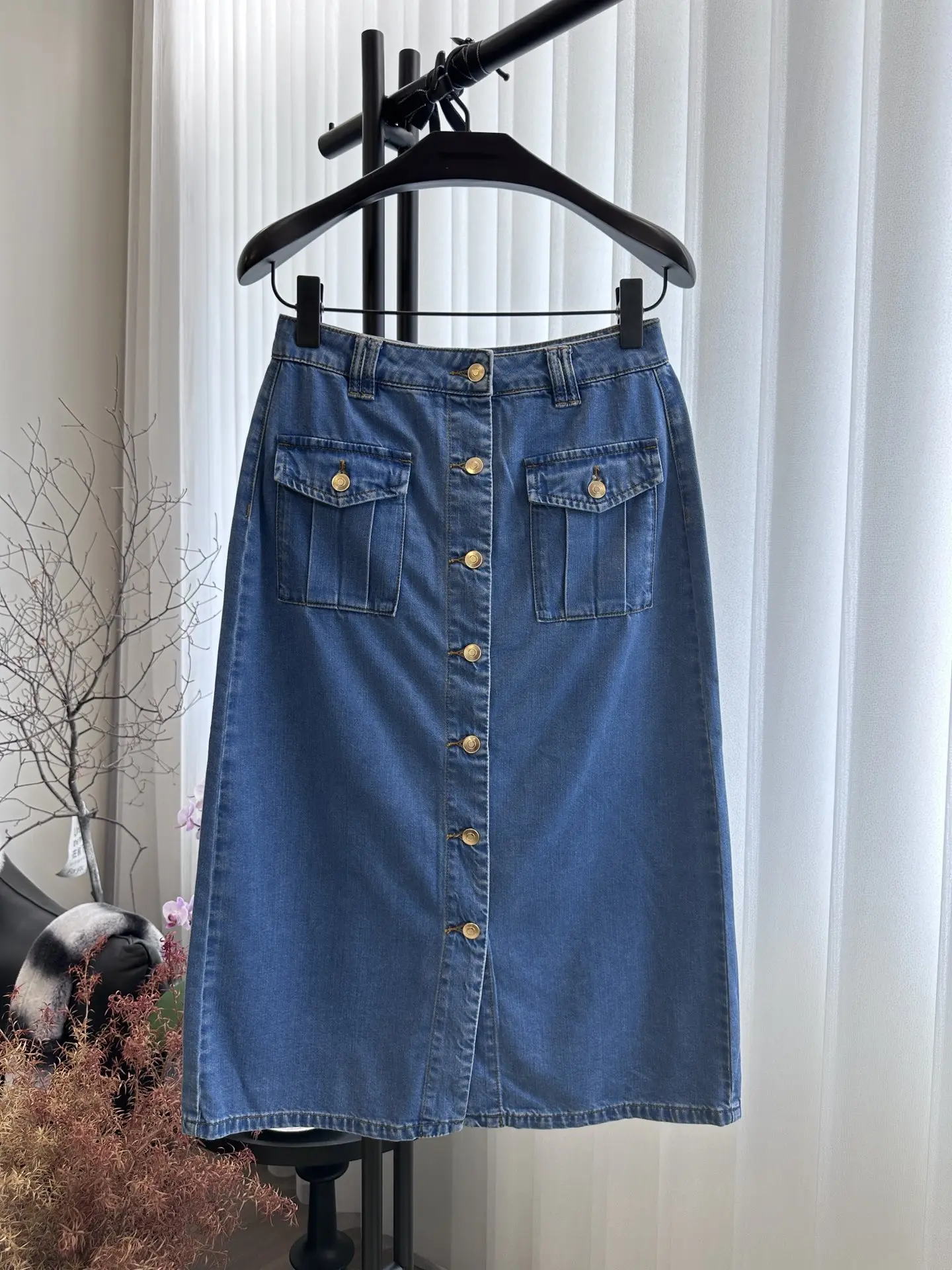 2023 Metallic buckle tooling denim skirt with pointy lapel and slightly wide shoulder sleeveless design
2023 Metallic buckle tooling denim skirt with pointy lapel and slightly wide shoulder sleeveless design