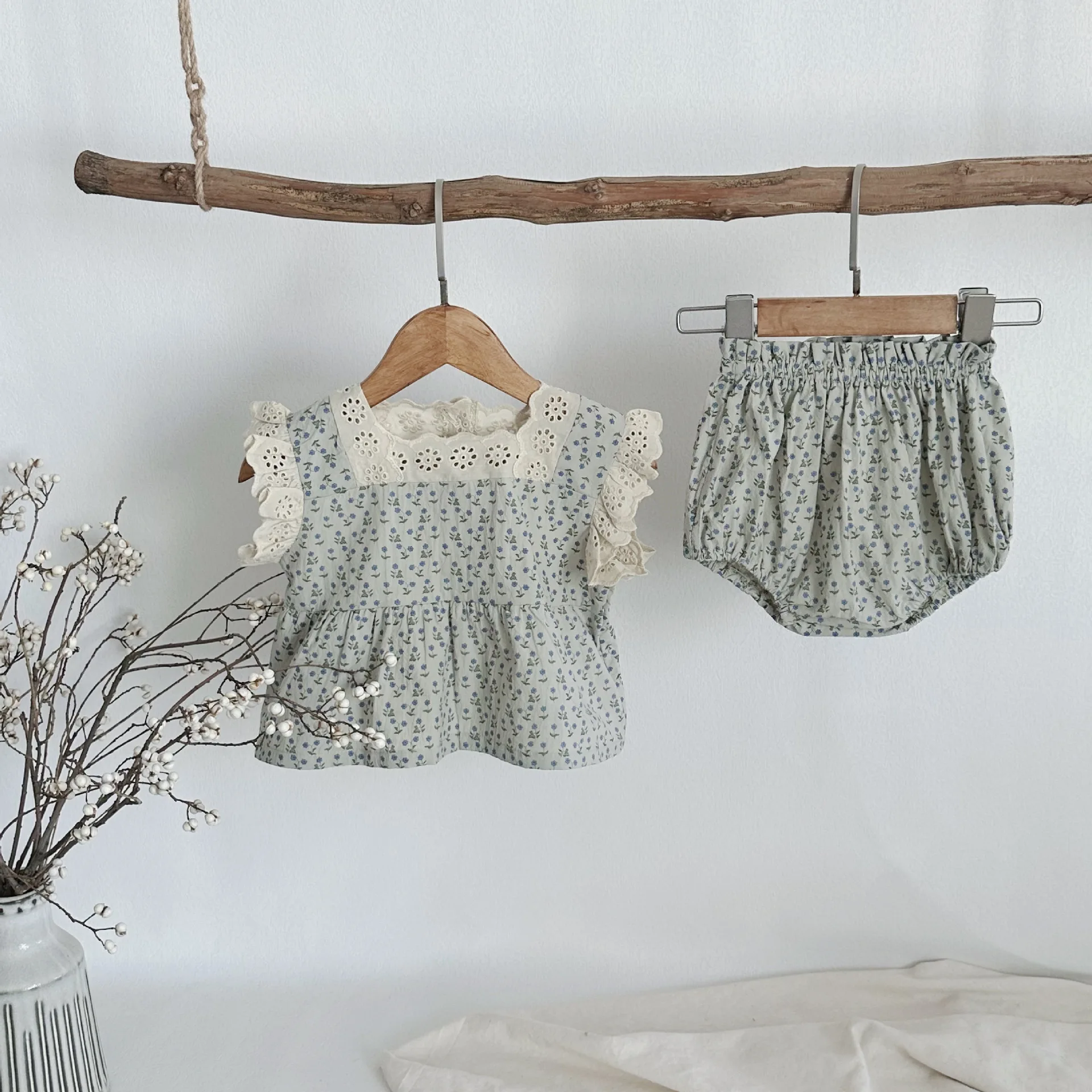 Babys Sets Summer Children Fragmented Flowers Edge Flying Sleeve RetroTops Shorts Baby Go Out Two Pieces 2024 Sweet 
Babys Sets Summer Children Fragmented Flowers Edge Flying Sleeve RetroTops Shorts Baby Go Out Two Pieces 2024 Sweet