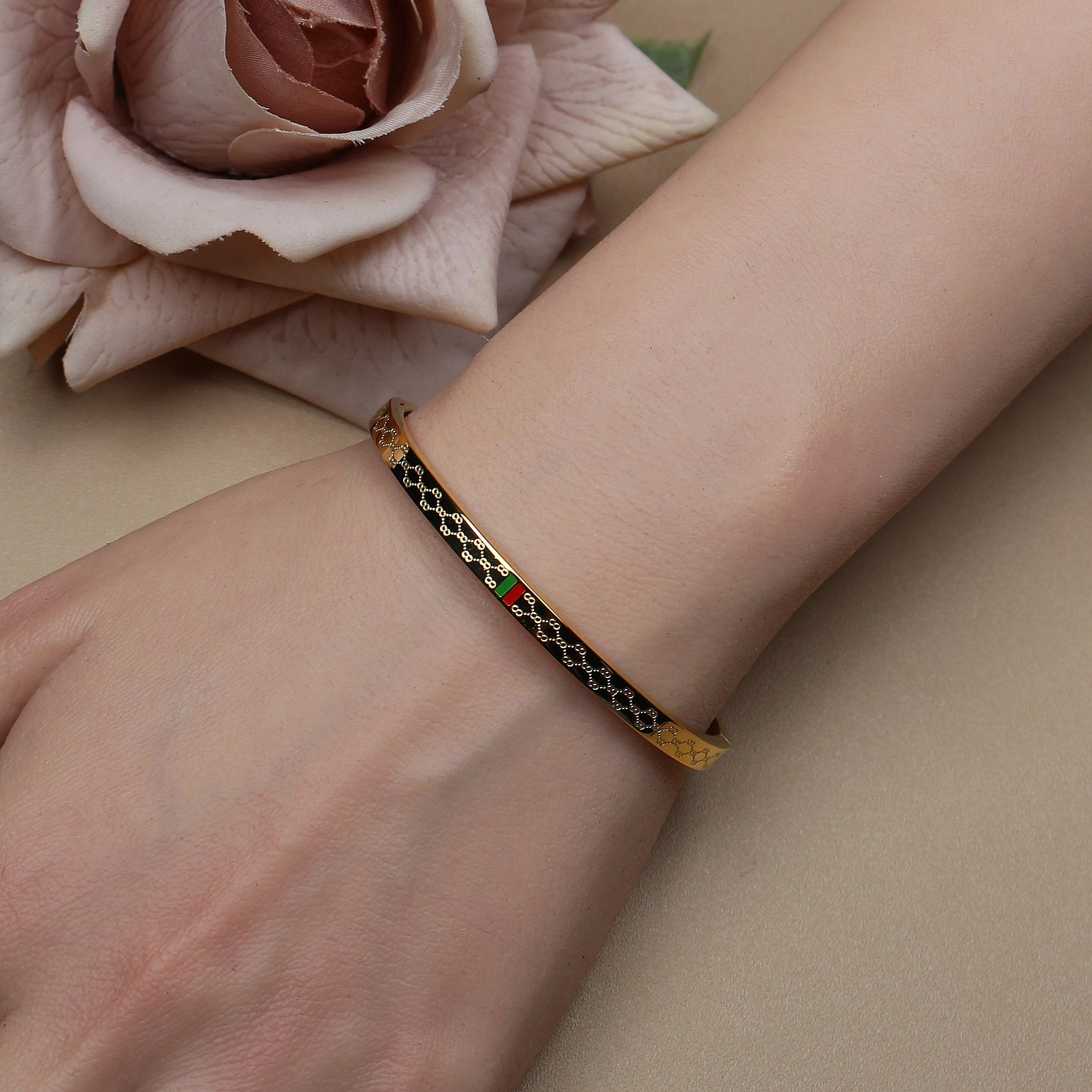 18 K Gold Plated Stainless Steel 55 MM Red/Green Bangles , Fashionable Jewelry For Men And Women Wholesale 18 K Gold Plated Stainless Steel 55 MM Red/Green Bangles , Fashionable Jewelry For Men And Women Wholesale